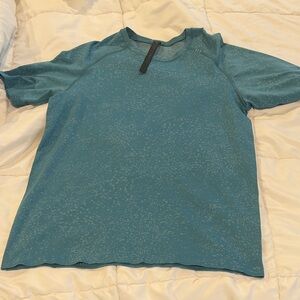 Men's Lululemon short sleeved shirt